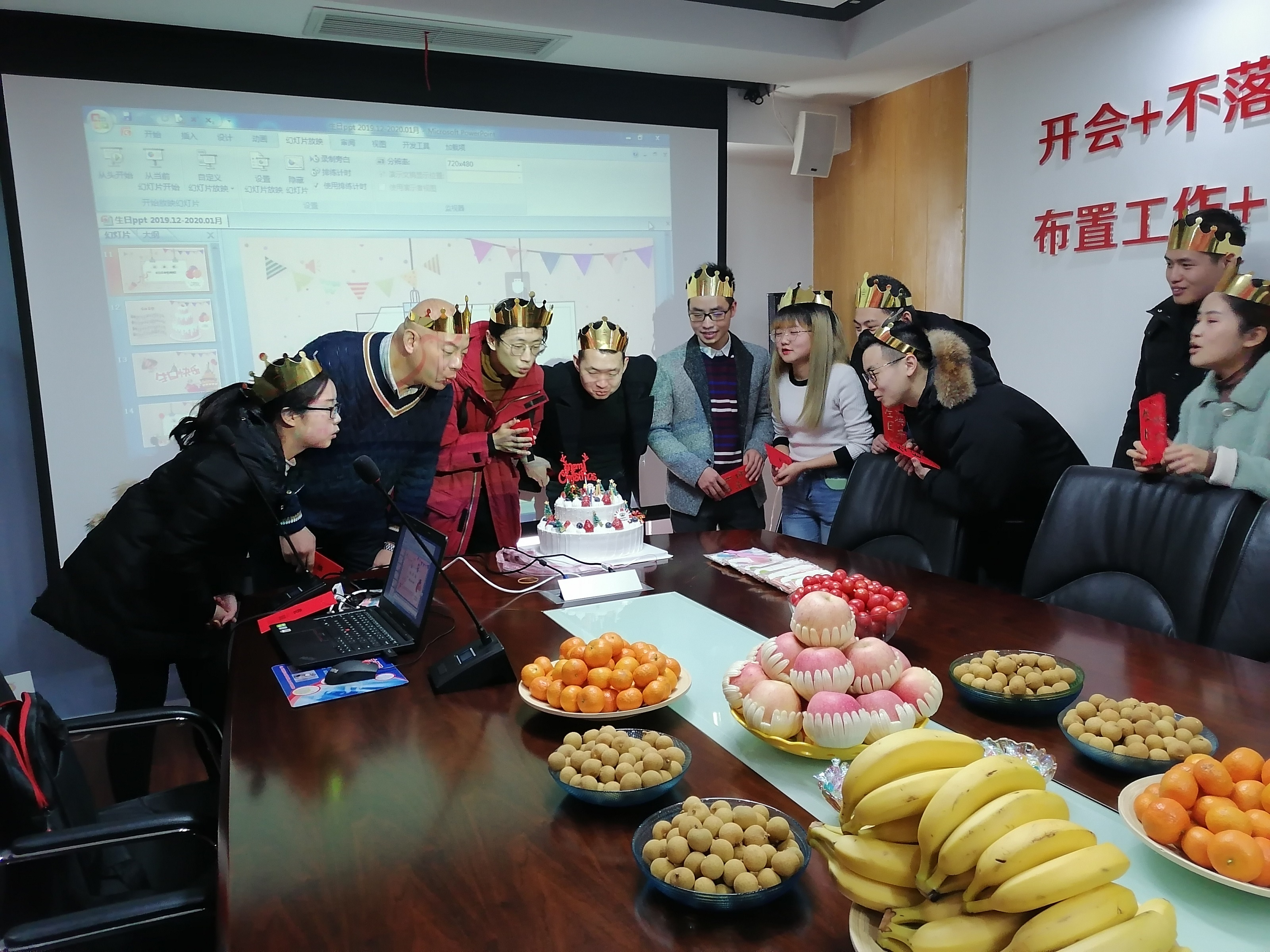 今天  當(dāng)圣誕節(jié)遇上生日會(huì)